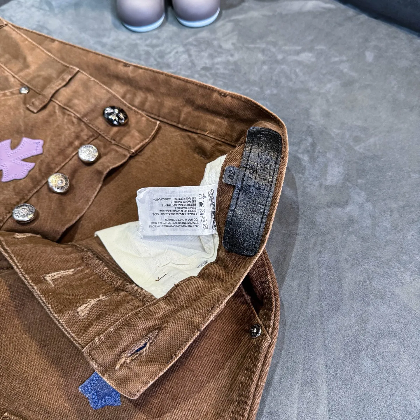 P300 Chrome Hearts Chrome Hearts Brown Logging Purple Multi-Leather Jeans Multi-leather Label Work Jeans CH Jeans All need to be washed and then disassembled and hand-stitched with sheepskin cross leather and then spliced together to complete. The whole process is too complicated to describe. About Chrome Hearts This is an extremely luxurious fashion brand that can also be called the aristocrat of the high street. It has always been an exclusive brand for some hipsters or the rich second generation. Compared with ordinary high streets, it is more luxurious and noble. Compared with luxury brands, it has a more fashionable personality. It has always been a brand that I have a special liking for. Color: Brown Size: 28 30 32 34 36